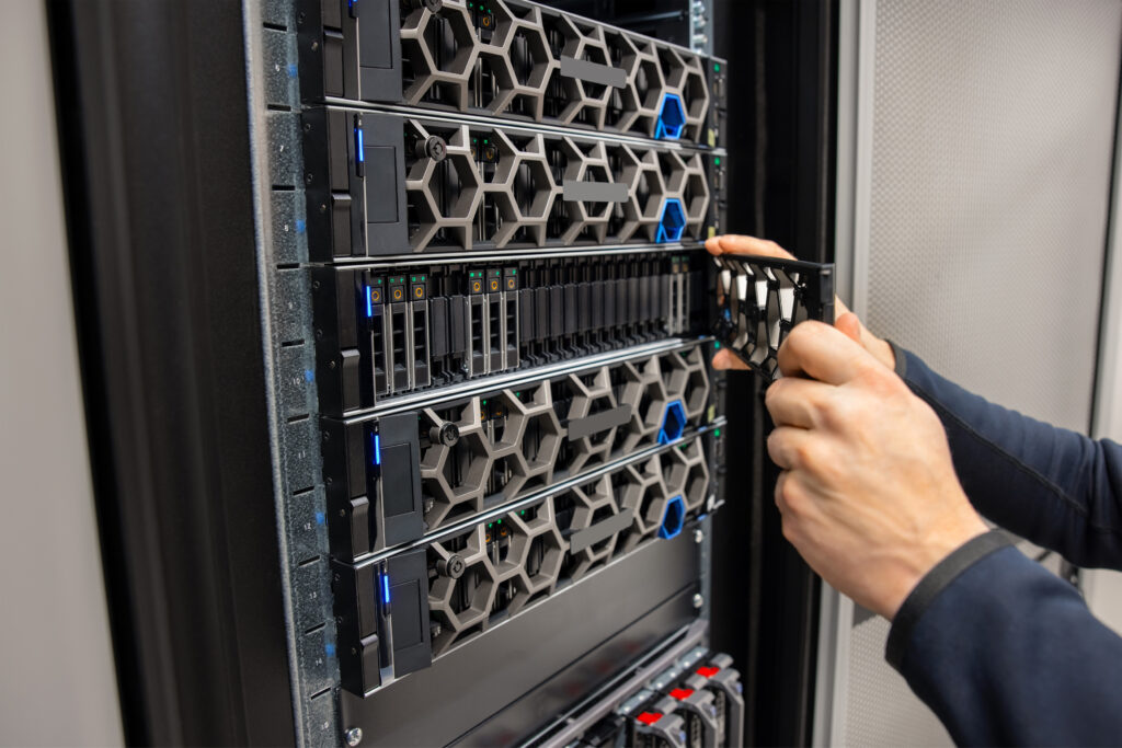 Tekniker gör service på Dell R740 servrar rackade i datacenter
